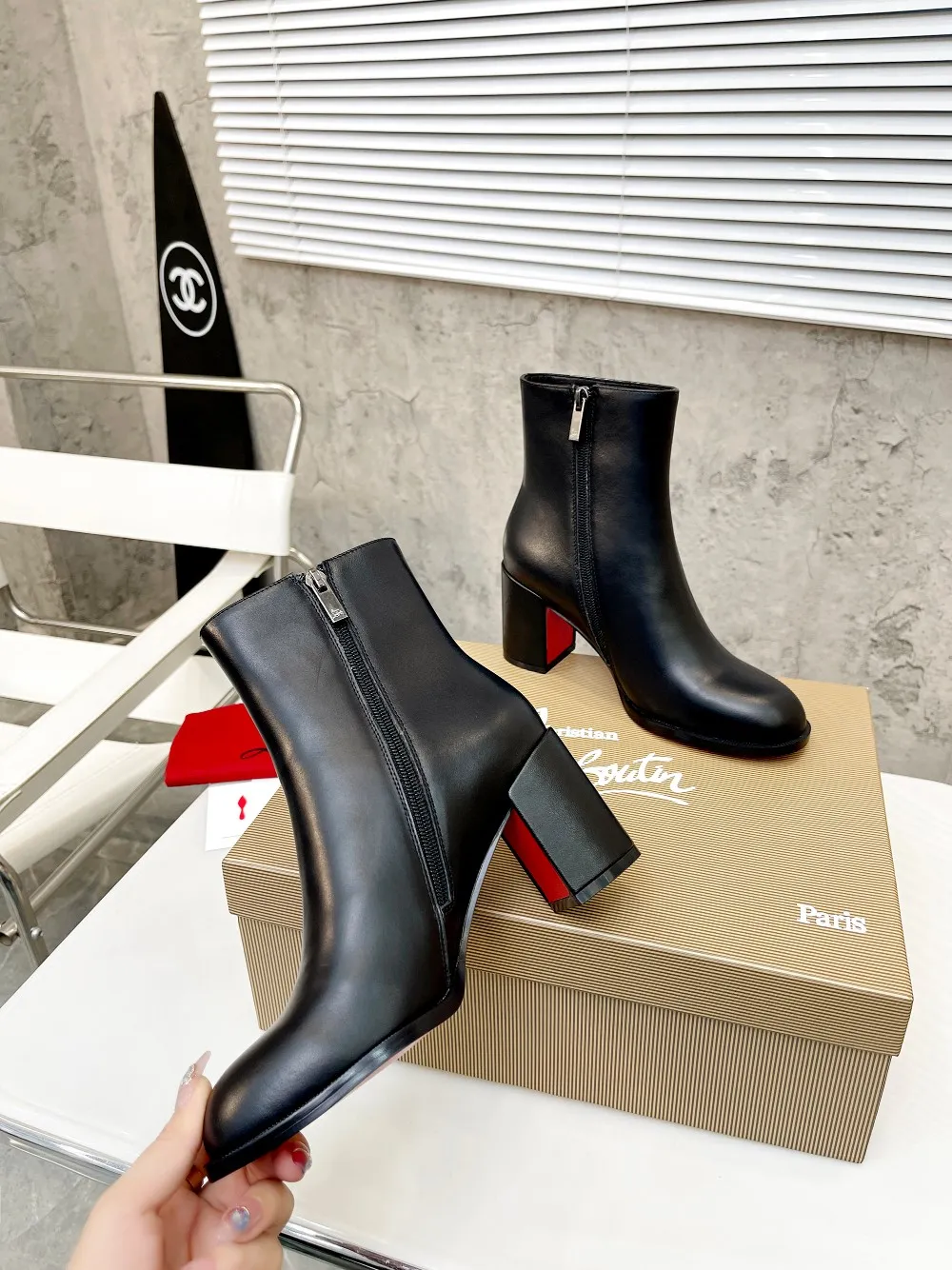 👟👟Ex-factory price 560👟👟 Christian Louboutin (CL) launches new thick-heeled platform boots in 2023, made of shiny calf leather, simple and fashionable. Tube height 4 inches (12cm) ✅Fabric: grained cowhide ✅Lining: sheepskin ✅Outsole/heel height: rubber Heel height 7cm ✅Color: black reddish brown ✅Code number: 34-41 (34,41 customized) ✅Packaging: original board packaging